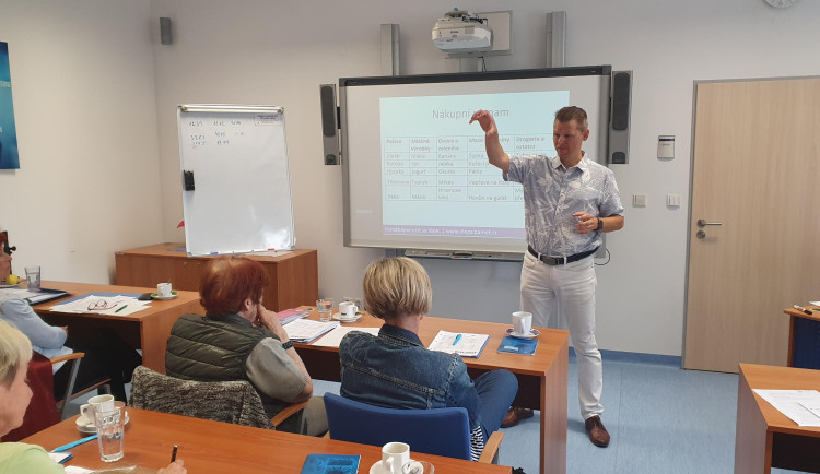 Paměť je mizera. Karlovarští senioři jí potrénovali v krajské knihovně. Foto: Se svolením Nadace ČEZ