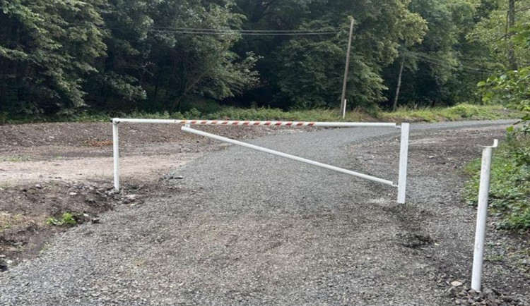 Cyklostezka z Horního Slavkova do Lokte není zatím přístupná chodcům ani cyklistům. Foto: Se svolením Karlovarského kraje