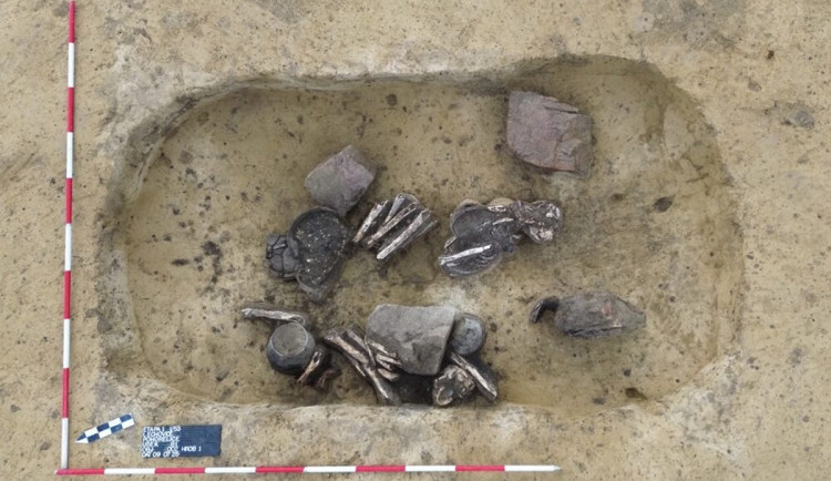 Archeologové našli mezi Pohořelicemi a Lechovicemi středověká sídliště a hrob