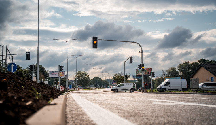 Dopravní úleva pro Brno. Čtyřpruhová silnice v Černovické je po roce opravená