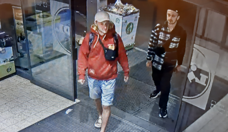 Kvůli krádeži jízdního kola policisté pátrají po dvou mužích, které zachytila kamera