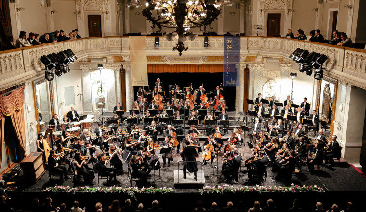 Plzeňští filharmonici letí do Japonska na EXPO, museli pořídit letenky i pro violoncella