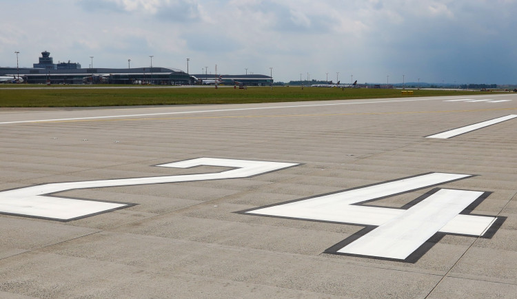 Na přistávací plochu pražského letiště vjel motorkář, pronásledovala ho policie. Měl zákaz řízení