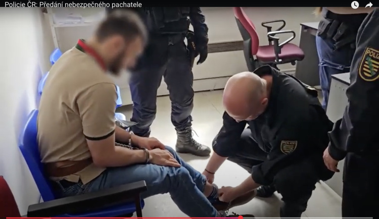 Rusa zadrženého v Praze vydali do Německa. Na letišti ho odhalili díky otiskům prstů