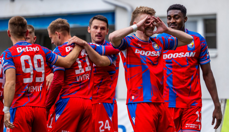 Fotbalisté Plzně vstoupili do ligy drtivou výhrou 5:1 v Pardubicích. Gól padl už ve druhé minutě