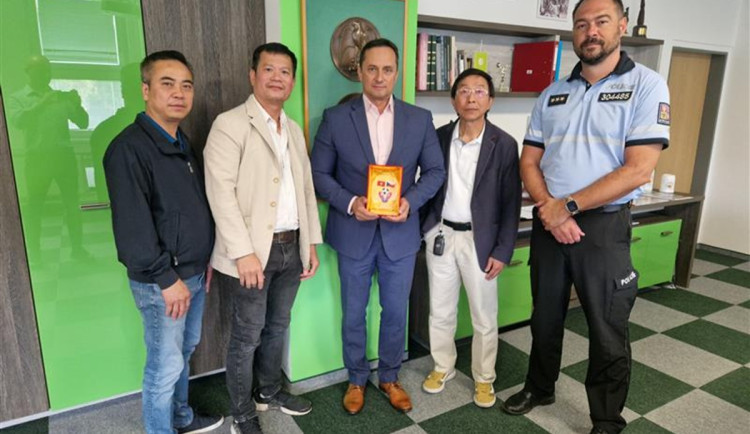 Policisté opět hráli fotbal proti vietnamské komunitě. Bylo to pro dobrou věc. Foto: Se svolením města Sokolov