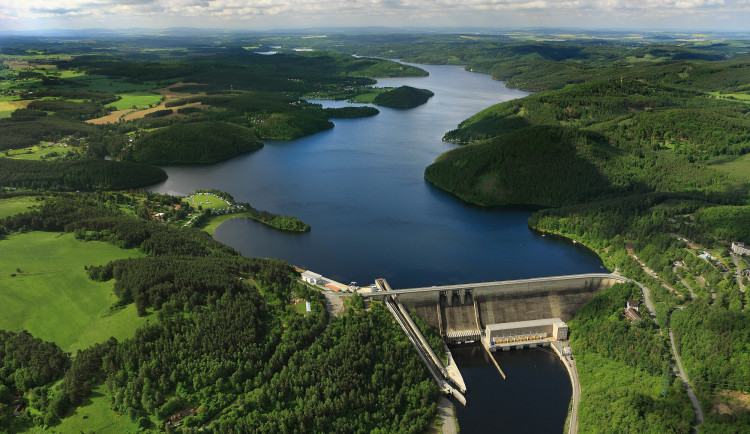 Hladina vody v orlické přehradě klesla od začátku května o tři metry