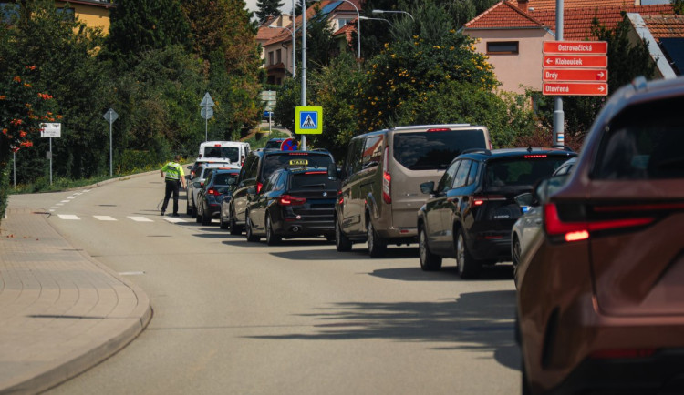 Kolony, plné autobusy, šaliny i parkoviště. MotoGP paralyzovalo dopravu v Brně