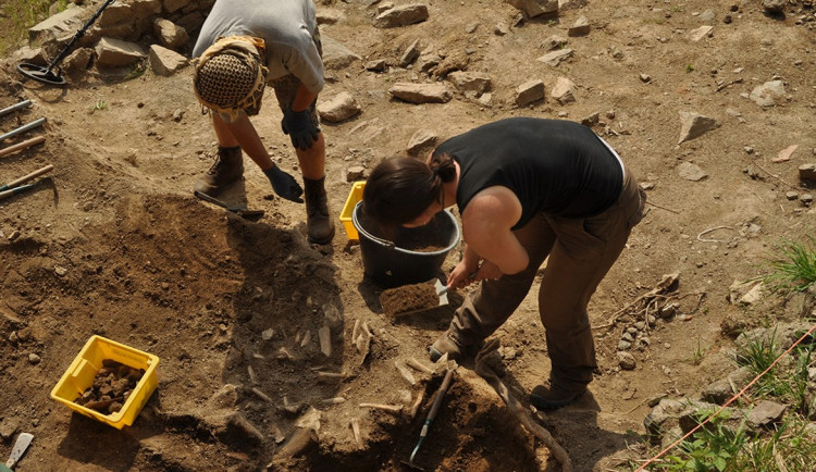 Na zřícenině Rokštejna u Brtnice odkrývají odborníci velkou markraběcí lázeň