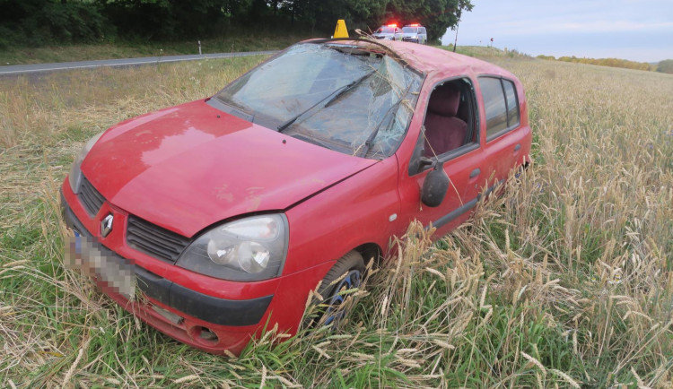Řidič šel s autem přes střechu. Policisté mu naměřili téměř tři promile. Foto: Se svolením Policie ČR