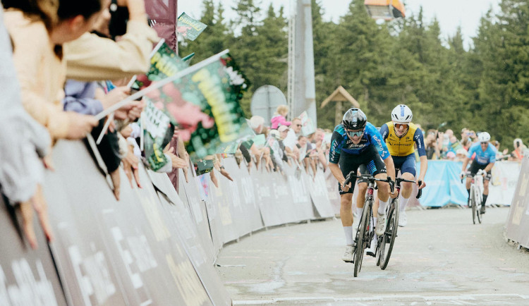 Prosluněná náročná výzva. Peloton Road Classics podruhé dobyl Klínovec.