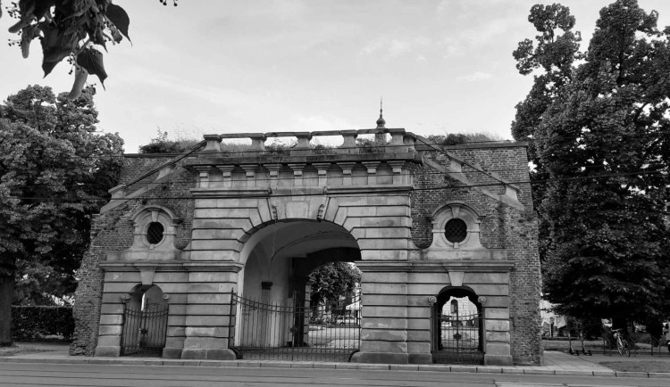VIDEO: Olomoučan zbavil čmáranic historickou Terezskou bránu. Na povolení čekal dva roky