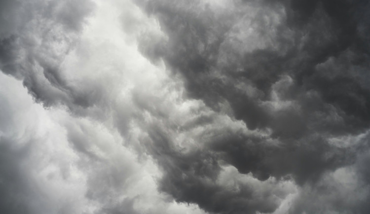 Po tropickém víkendu nás čeká ochlazení. Teploty klesnou na 25 stupňů