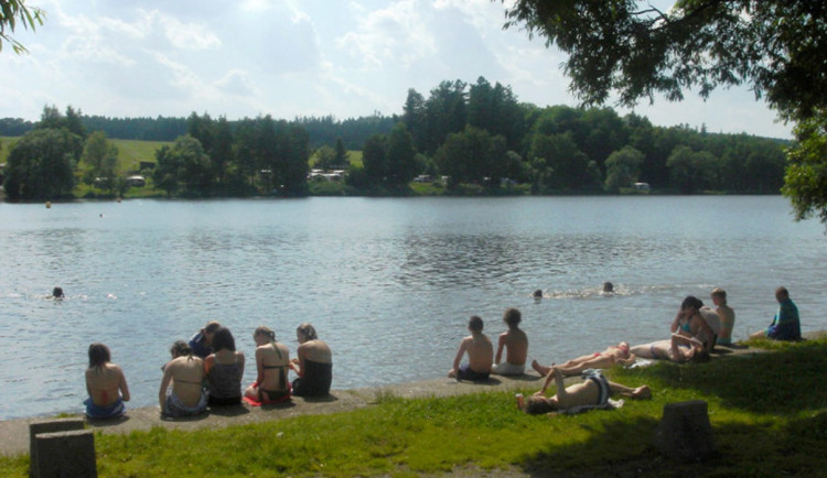 Na Vysočině dál platí zákaz koupání v rybníku Kachlička a žďárské nádrži Pilská