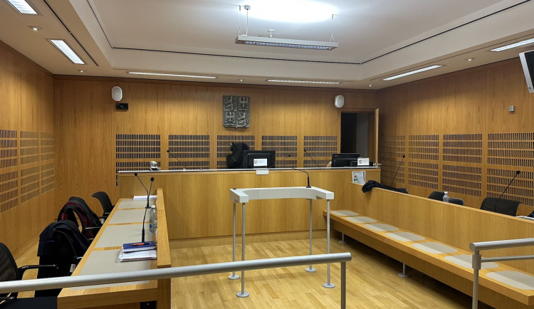 Fyzioterapeut bez licence si za znásilňování nezletilé pacientky odsedí 7,5 roku roku