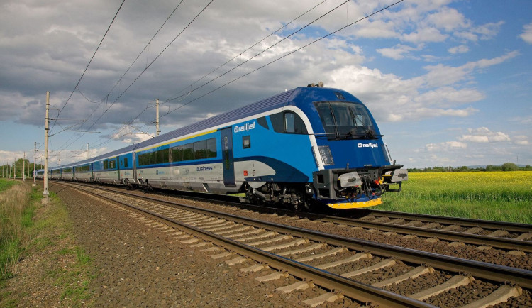 Sebevrah skočil pod nákladní vlak mezi Podivínem a Břeclaví, na místě zemřel