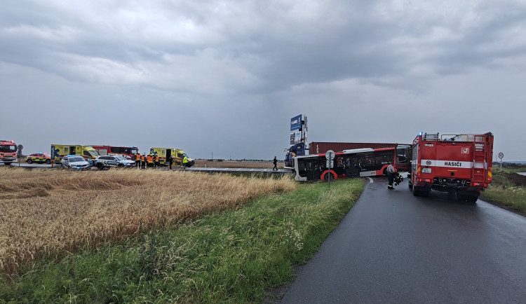 V Kolovratech se srazil autobus s kamionem, tři lidé se zranili