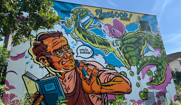 VIDEO: Mendel zápasí s hrachovým monstrem. Trafostanici v Brně zdobí nová malba