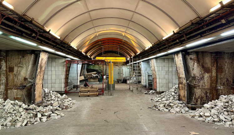 Českomoravská zůstane zavřená déle, rekonstrukce se kvůli špatnému stavu protáhne