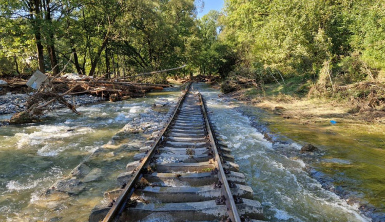 Na povodní poničenou trať z Opavy do Hlučína a do Chuchelné se vlaky vrátí asi na podzim 2027