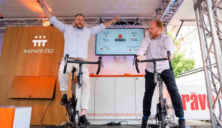 Oranžové kolo a cyklopůjčovna pomohly během KVIFF kinu a charitě.