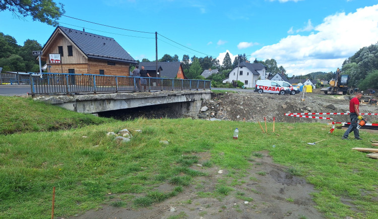 Lidé v Domašově na Jesenicku se dočkají dvou nových mostů. Loni je poničily povodně