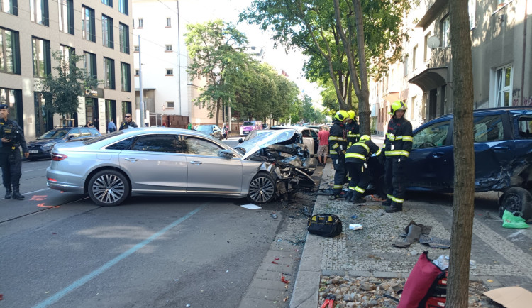 Řidič naboural v Holešovicích pět vozů, auto nechal na tramvajovém pásu a utekl