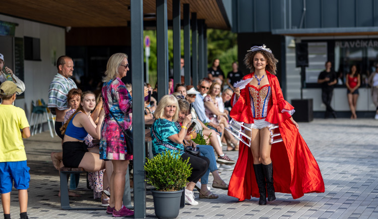 V České Lípě se představili účastníci světové soutěže krásy neslyšících
