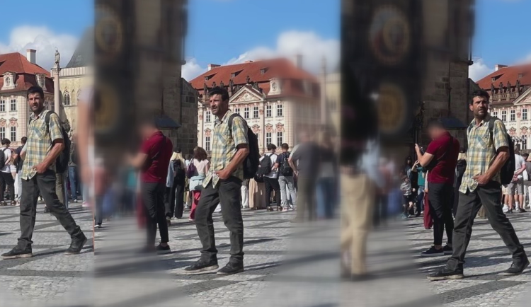 VIDEO: Muž strhává turistům na Staromáku řetízky. Využívá chvíle, kdy sledují orloj