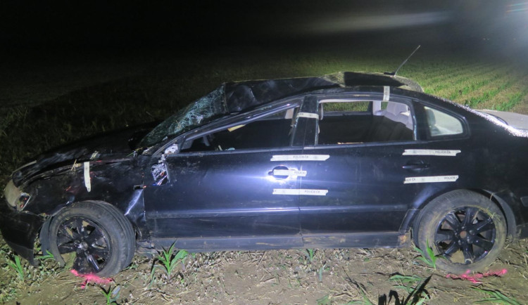 Na Chebsku havaroval opilý řidič, zemřel spolujezdec. Řidič utekl.