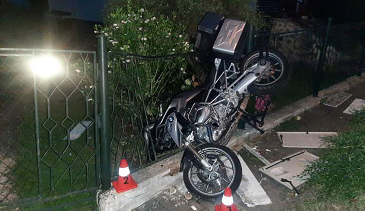 Opilý motorkář nezvládl v Hranicích stroj BMW. Při havárii vyrazil elektřinu v celé ulici