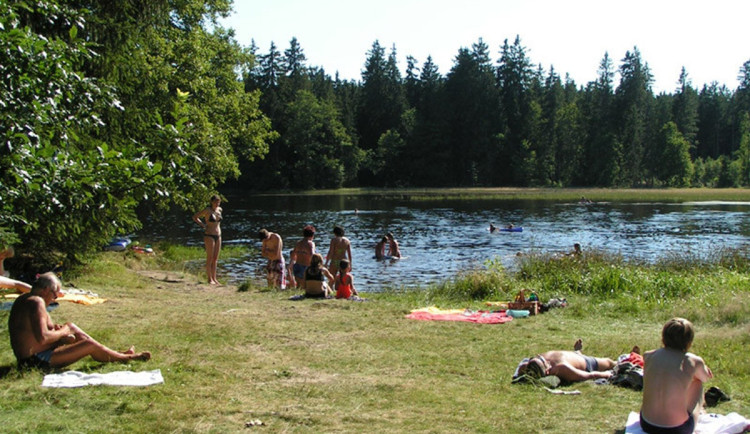 Na Vysočině dál platí zákaz koupání v rybníku Kachlička a žďárské nádrži Pilská