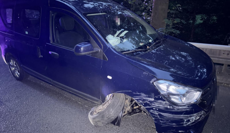 Řidička pod vlivem alkoholu havarovala u Kyselky, ve voze vezla dítě.