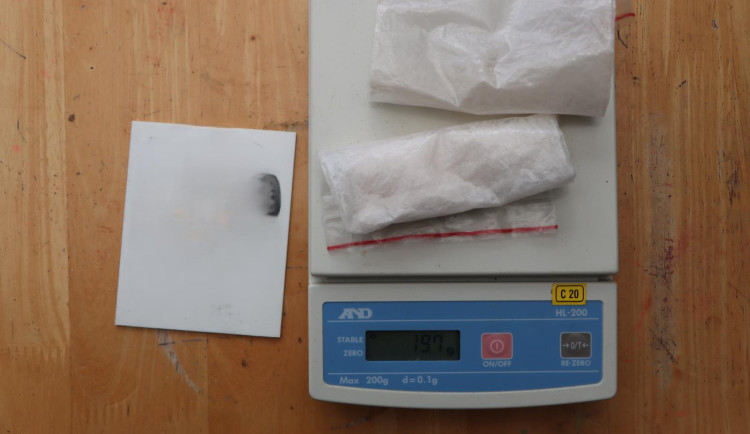 VIDEO: Pro dealery si došla zásahovka. Hrozí jim až pět a deset let vězení