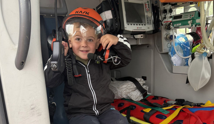 Kryštůfek se topil v jezírku. Za záchranu přišel s mámou poděkovat na základnu vrtulníku v Olomouci