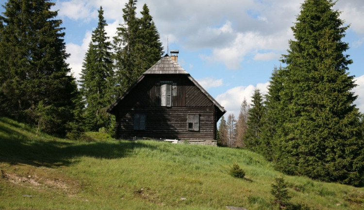 Rozebírání a konzervace slavné Roklanské chaty v srdci Šumavy jen tak nezačne