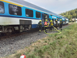 Na Karlovarsku hořel osobní vlak, provoz mezi Novou Rolí a Nejdkem byl zastaven