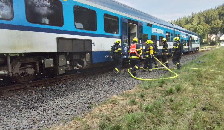 Na Karlovarsku hořel osobní vlak, provoz mezi Novou Rolí a Nejdkem byl zastaven.