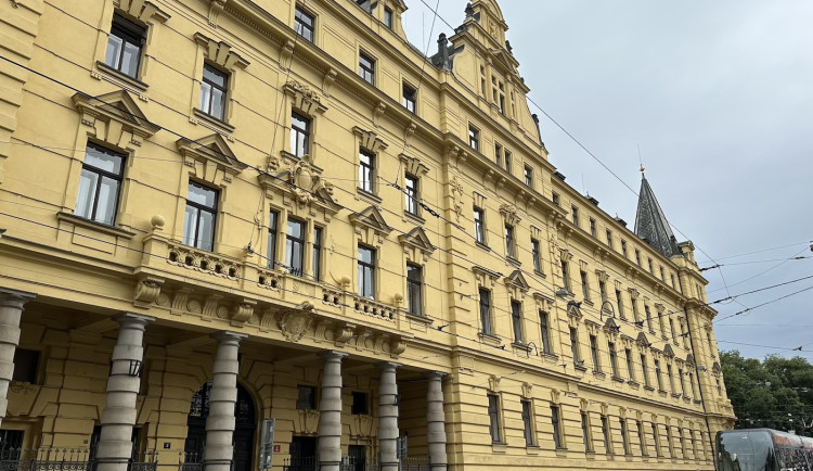 Anonym nahlásil bombu v budově soudu ve Spálené, policie evakuovala zaměstnance