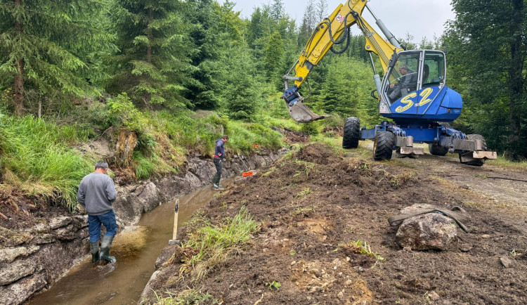 Na Šumavě čistí Schwarzenberský kanál. Turisté musí počítat s omezením