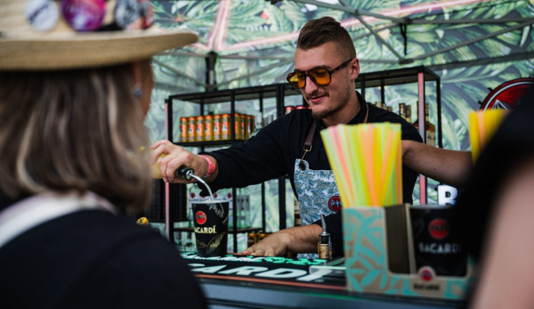 Kontroly stánků s občerstvením na Benátské: jen minimální prohřešky