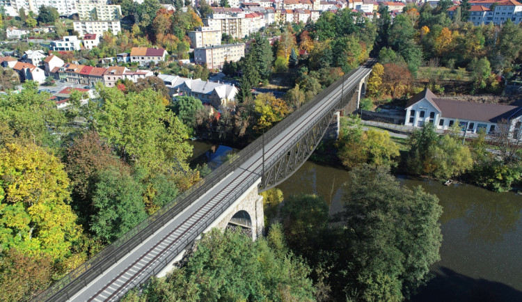 Most v Táboře přes Lužnici je rozebraný, dnes sundali druhý železný oblouk