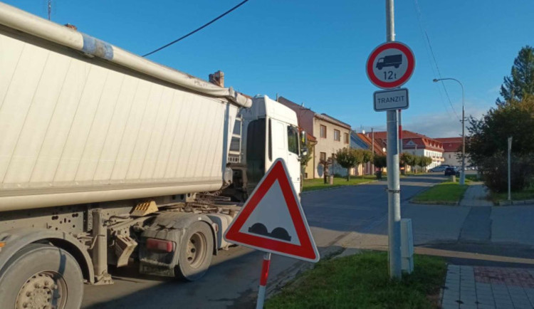Tovačov a obce v okolí v obavách. Blíží se konec zákazu kamionů nad 12 tun