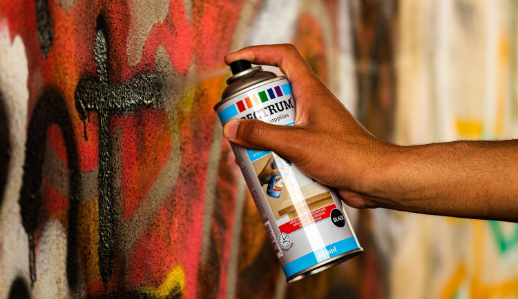 Žena z Brna si hrála na Picassa. Za pomalování budovy požadovala pochvalu