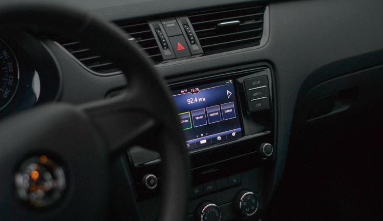 V půl jedné ráno lezl do cizího auta, to ho zamklo. Vysvobodila ho až policie