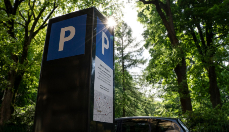 Novinky v parkování v Jablonci: placené do 17 hodin, o víkendu zdarma a nově platba sms