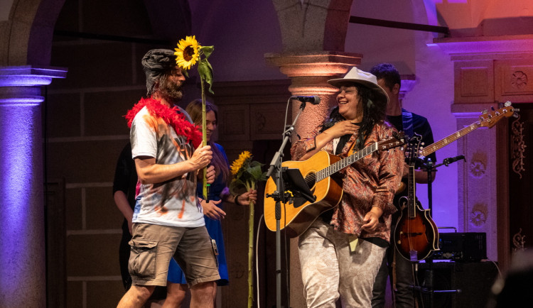 Festival Prázdniny v Telči dává prostor i začínajícím hvězdám, lákají i besedy