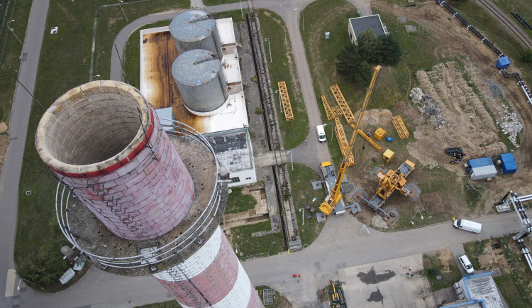 V Dukovanech zmizí historický komín. Rozebírá ho bagr na laně