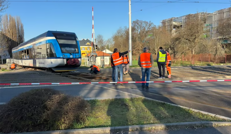 Neprojedou tramvaje ani auta. Provoz u Šantovky zastaví oprava přejezdu po havárii vlaku