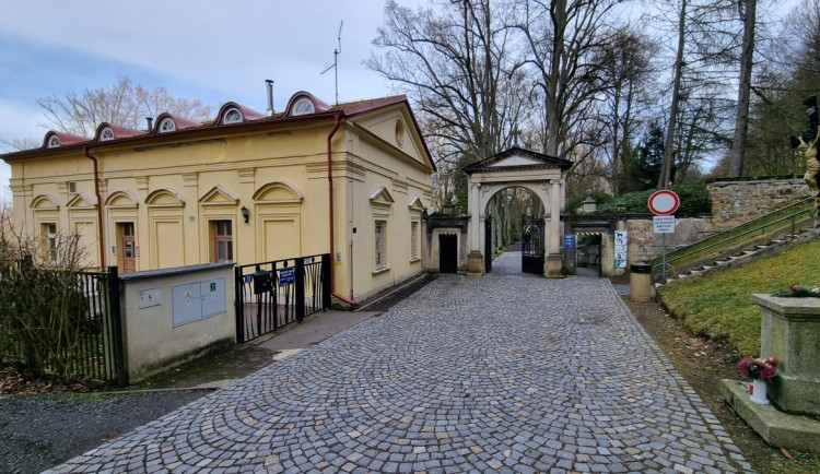 Karlovy Vary chystají opravu střechy bývalé hřbitovní správy